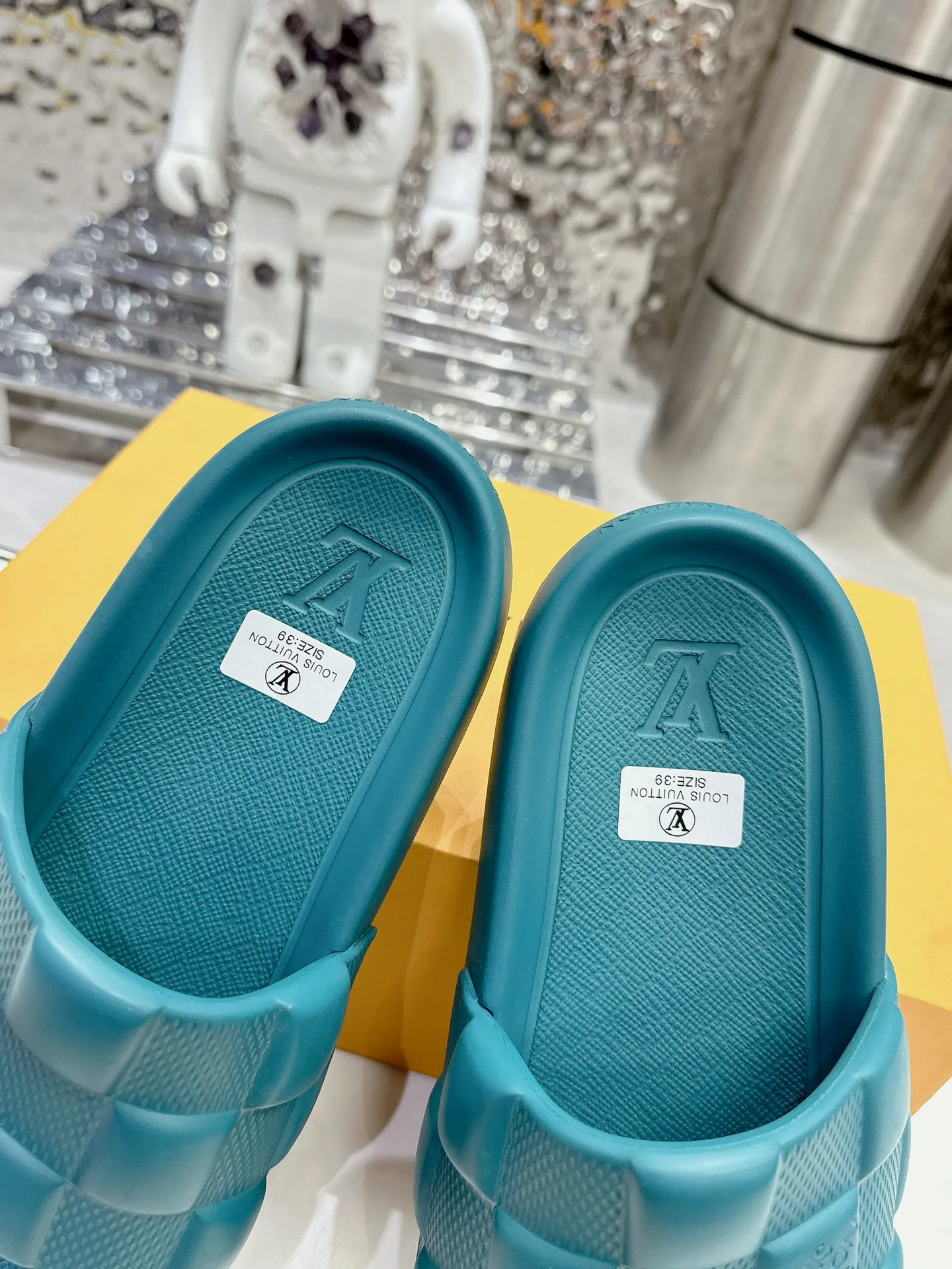 [L Home] P: 280💰 ▪️Shoe size: Women's 35-40 Men's 38-46▪️Packaging: Counter top quality~original packaging 𝟐𝟎𝟐5 Louis Vuitton counter's new embossed slippers, lv monogram embossed slippers, Waterfront sandals are back with a new look, and the upper buckle is embossed with lv's iconic Monogram pattern. Made of waterproof rubber with a comfortable and resilient insole. The lightweight, flexible outsole is embossed with the Louis Vuitton logo. ▪️Fabric: Original molded rubber foam surface ▪️Technology: embossed logo ▪️Sole: Original molded rubber foam outsole ▪️Sole thickness: 3CM.